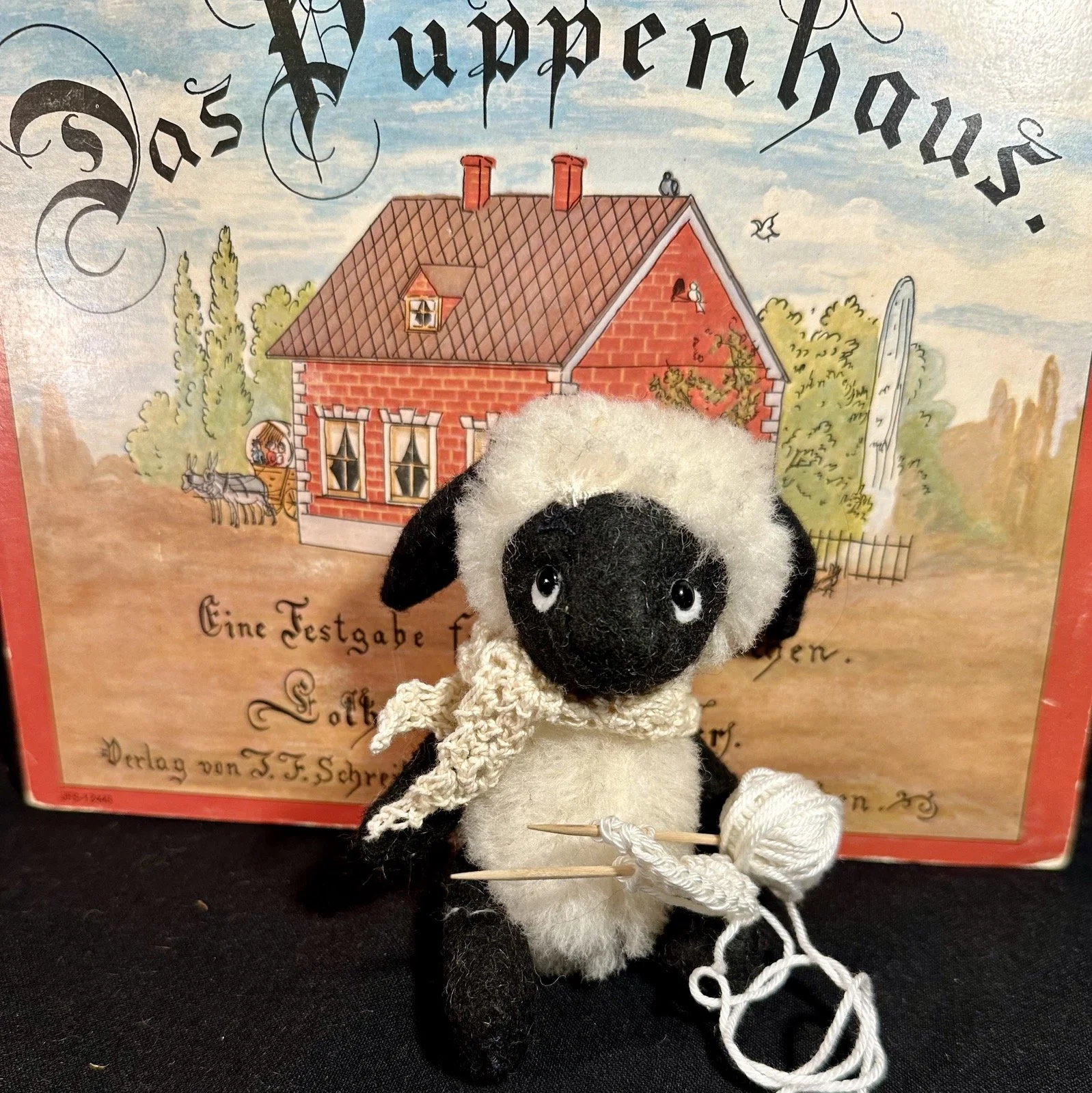 RESERVIERT - Perwoll, das Schäfchen mit Strickzeug – ca. 12 cm groß, aus Mohair/Viskose, 5-fach gegliedert. Adoptionsgebühr: 85 €