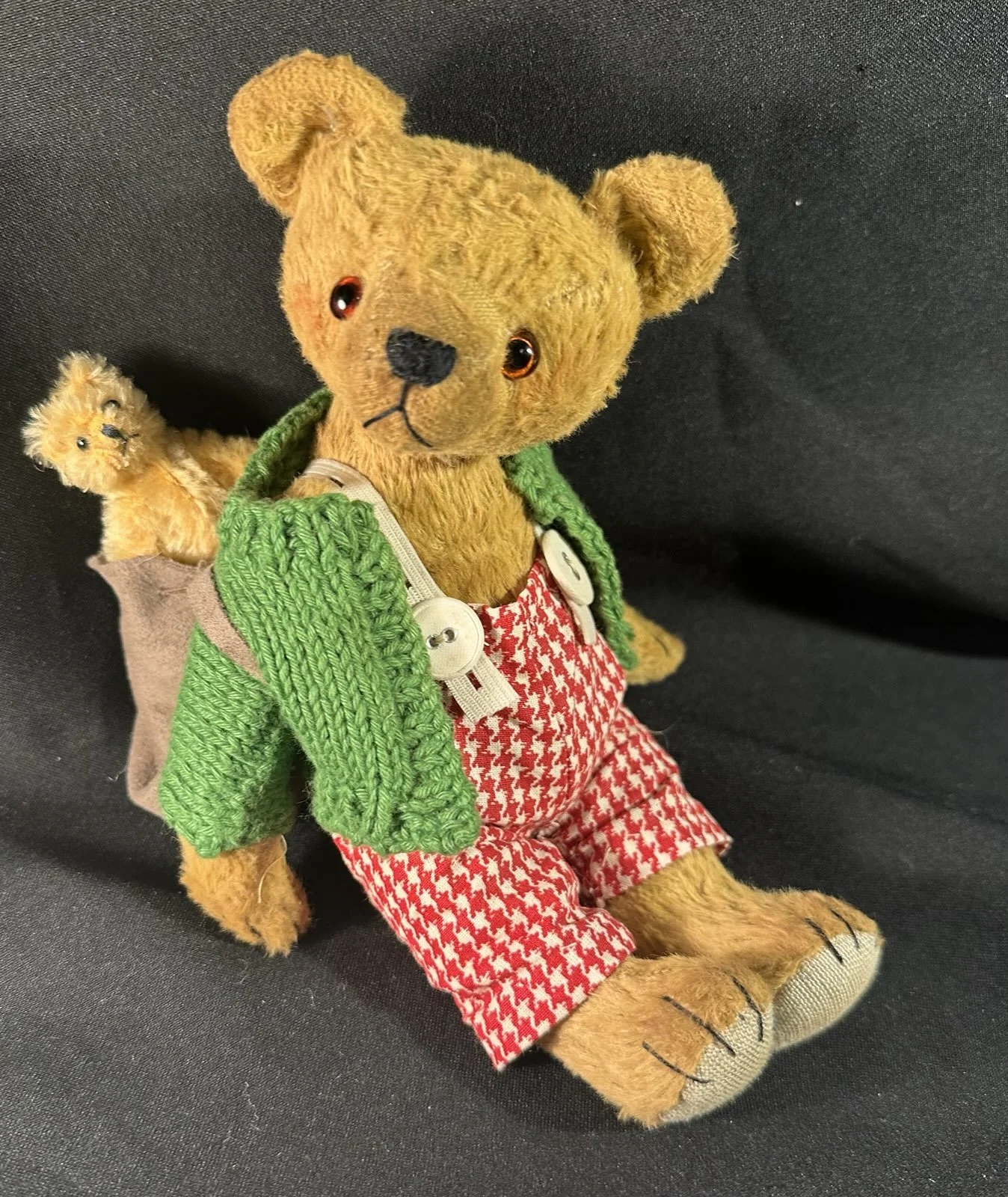 Luwig mit Rucksack und Baby – ca. 22 cm groß, aus Viskose, 5‑fach gegliedert. Preis: 110 €