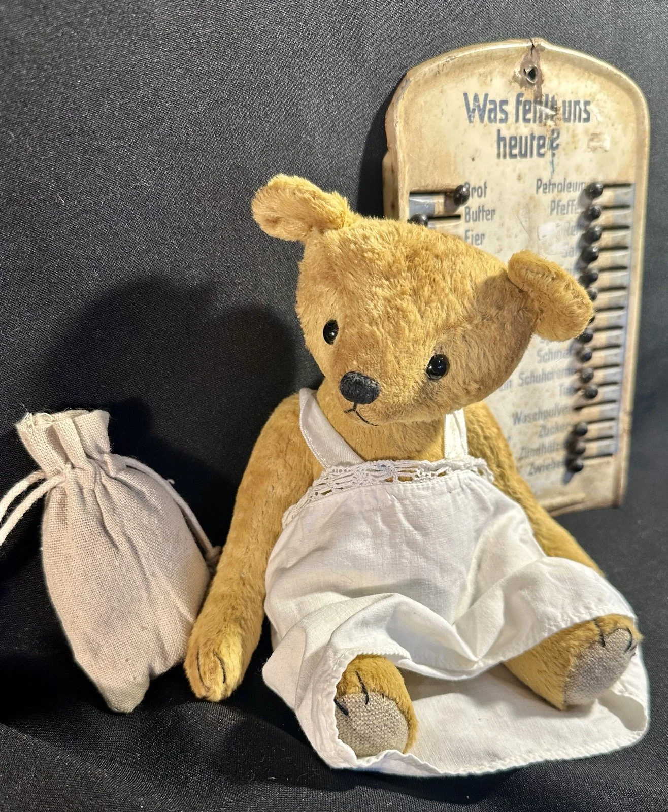 Marie – ca. 21 cm groß, aus Viskose, 5-fach gegliedert. Adoptionsgebühr: 98 €