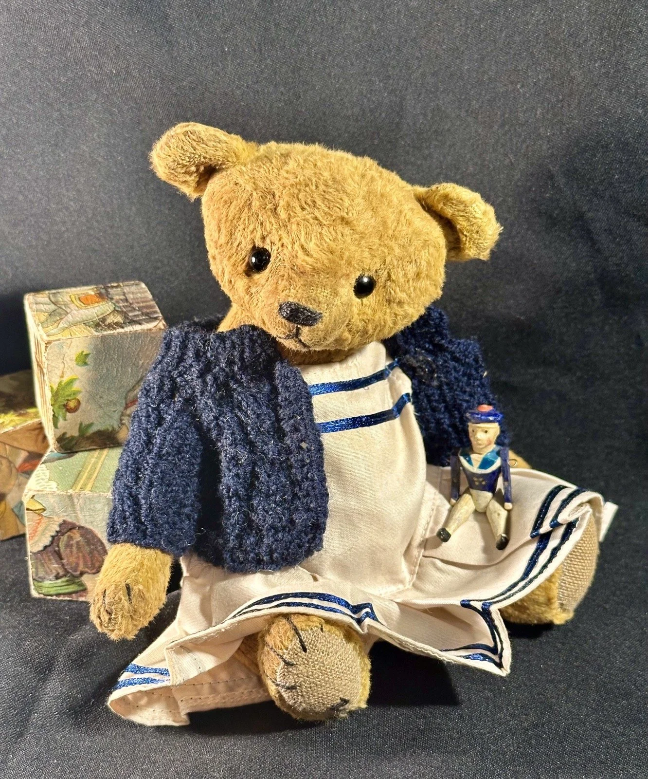 Marie mit kleinem Matrosen – ca. 20 cm groß, aus Viskose, 5-fach gegliedert. Adoptionsgebühr: 98 €. Kleiner Matrose optional: 10 €