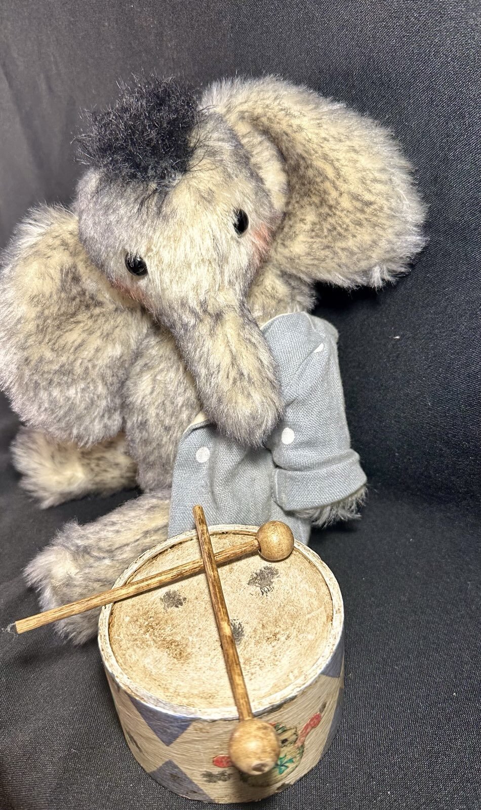 Tumba mit Trommel – ca. 24 cm groß, aus Mohair, 5-fach gegliedert. Preis (Set): 115 €