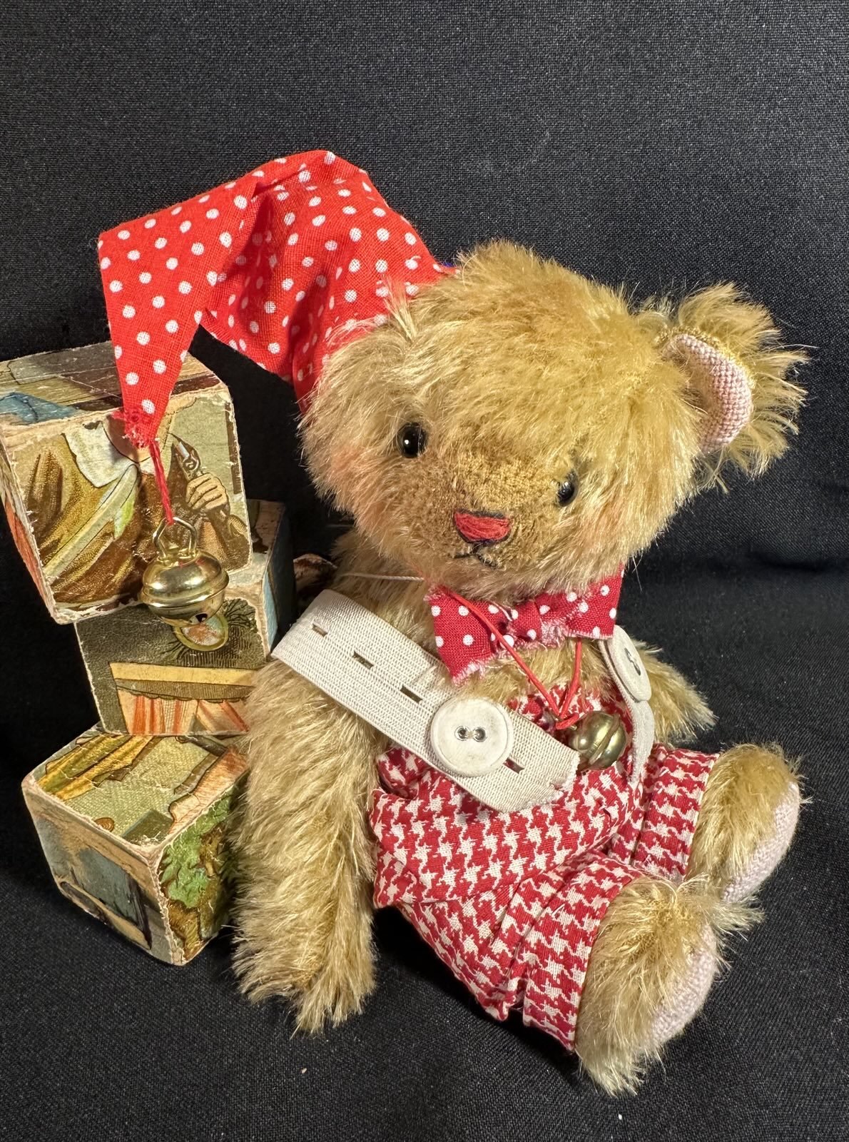 Milosch
Ca. 19 cm groß, aus Mohair gefertigt, fünfgliedrig gearbeitet. Preis: 89 €