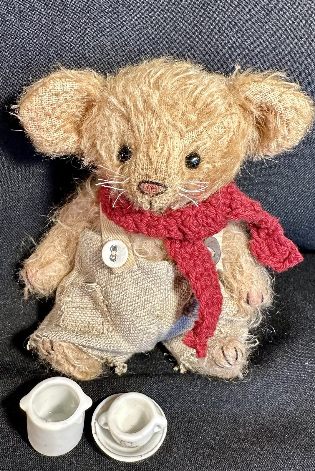 Dicke Maus mit Geschirr – ca. 14 cm groß, aus Mohair, 5-fach gegliedert. Preis: 85 €