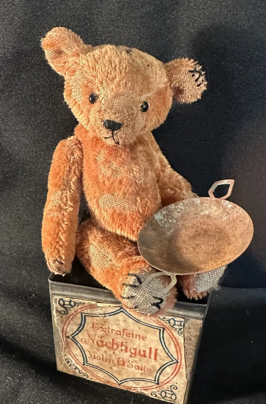 Emil mit Schale – ca. 12 cm groß, aus altem Mohair, 5-fach gegliedert. Preis: 85 €