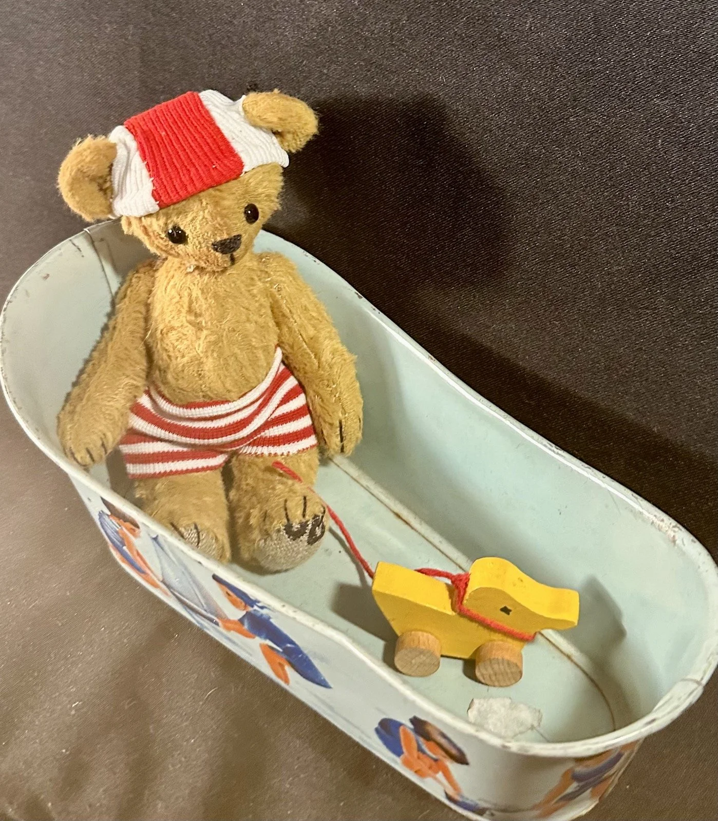 Planschi mit Ente – ca. 14 cm groß, aus Viskose, 5-fach gegliedert. Badewanne optional (30 €). Adoptionsgebühr: 85 €