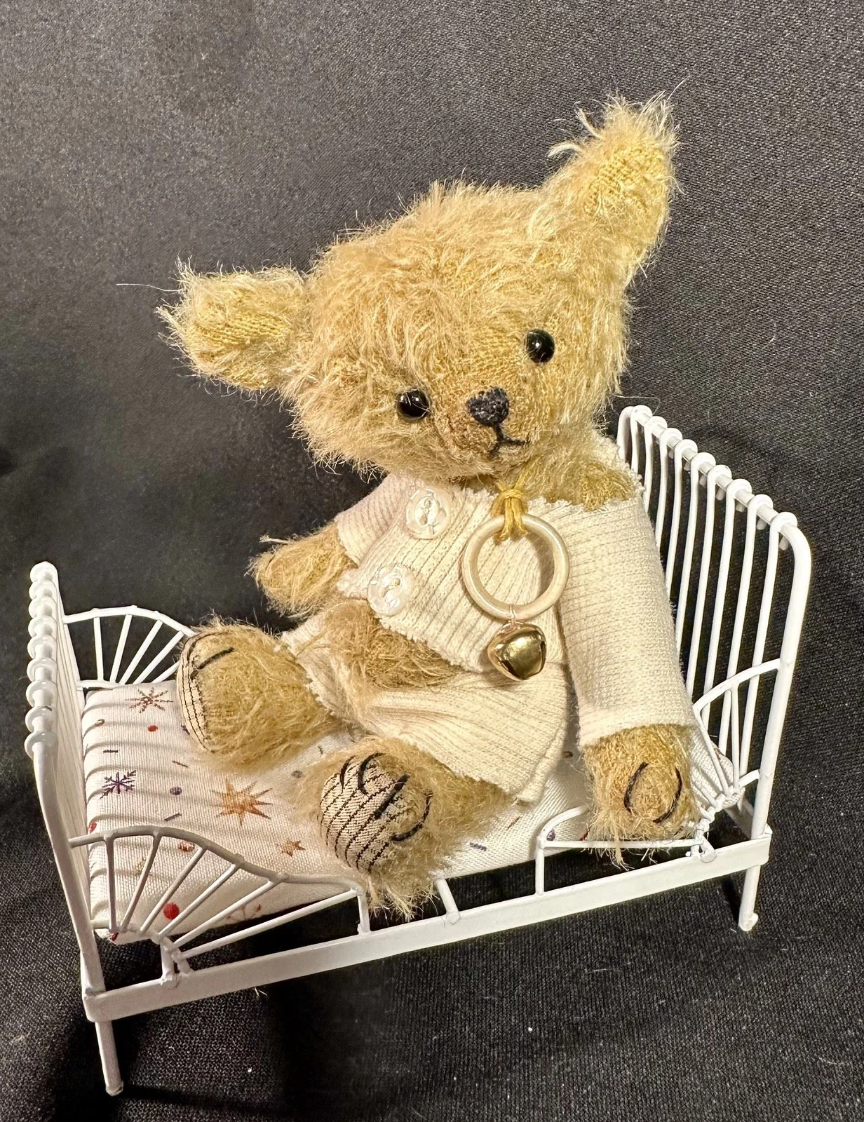 Lola – ca. 13 cm groß, aus Mohair, 5-fach gegliedert. Bett Deko. Adoptionsgebühr: 89 €