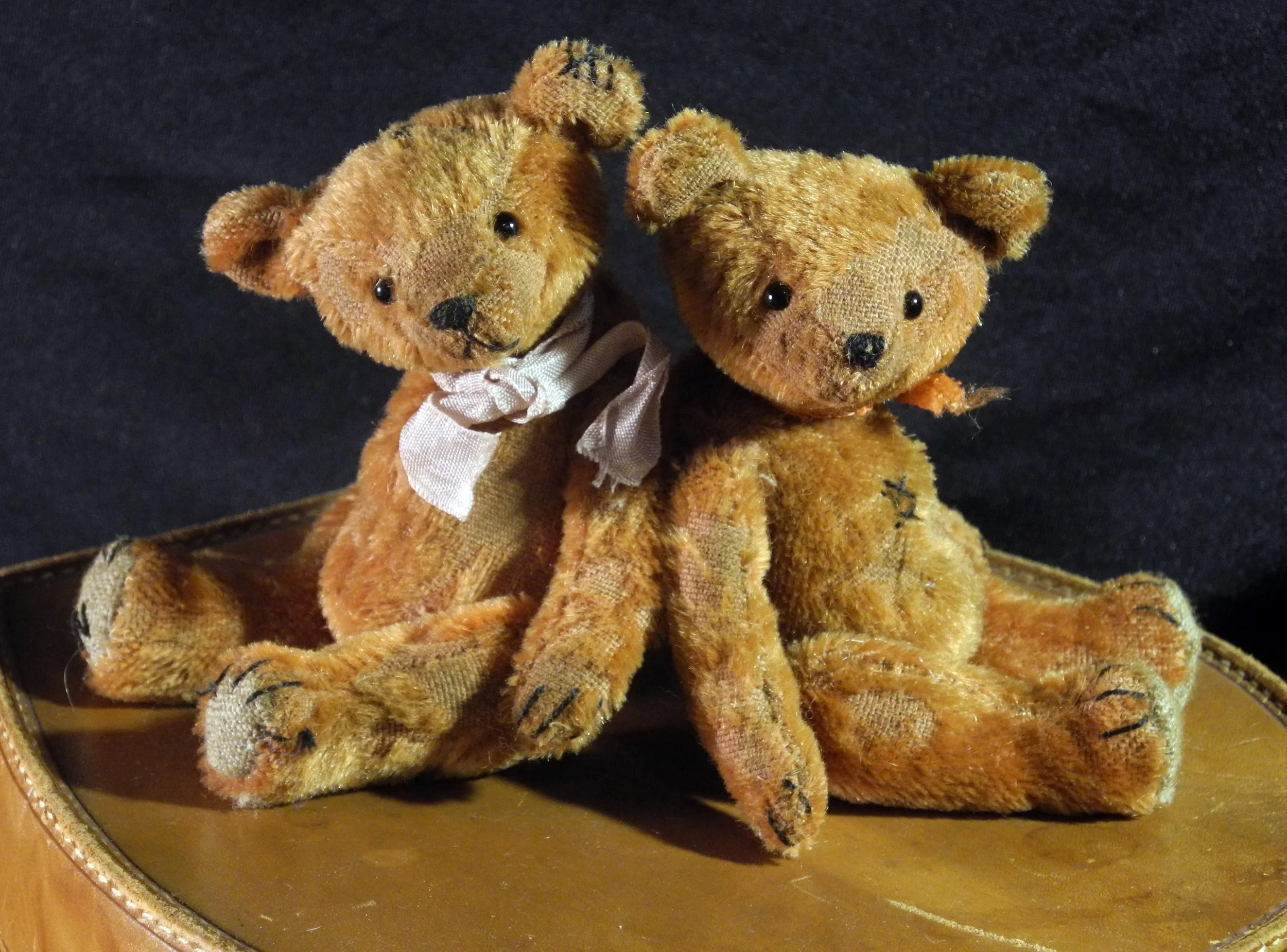 Tim und Pam - 
ca. 12 cm, 
aus Mohair, 
5-gliedrig gearbeitet, 
ohne Zubehör, 
85,- Euro