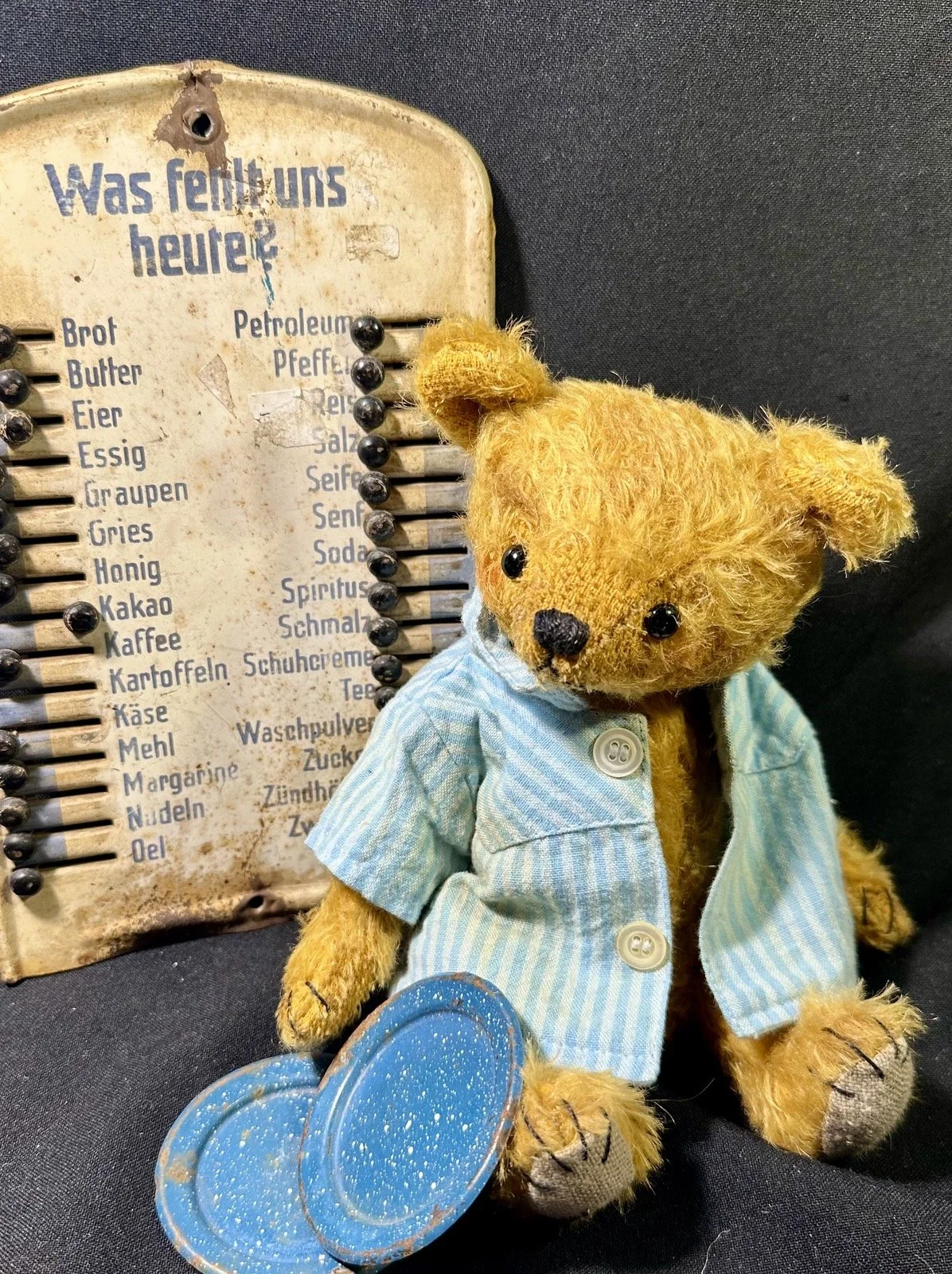Emil mit Teller – ca. 21 cm groß, aus Mohair, 5-fach gegliedert. Adoptionsgebühr: 98 €