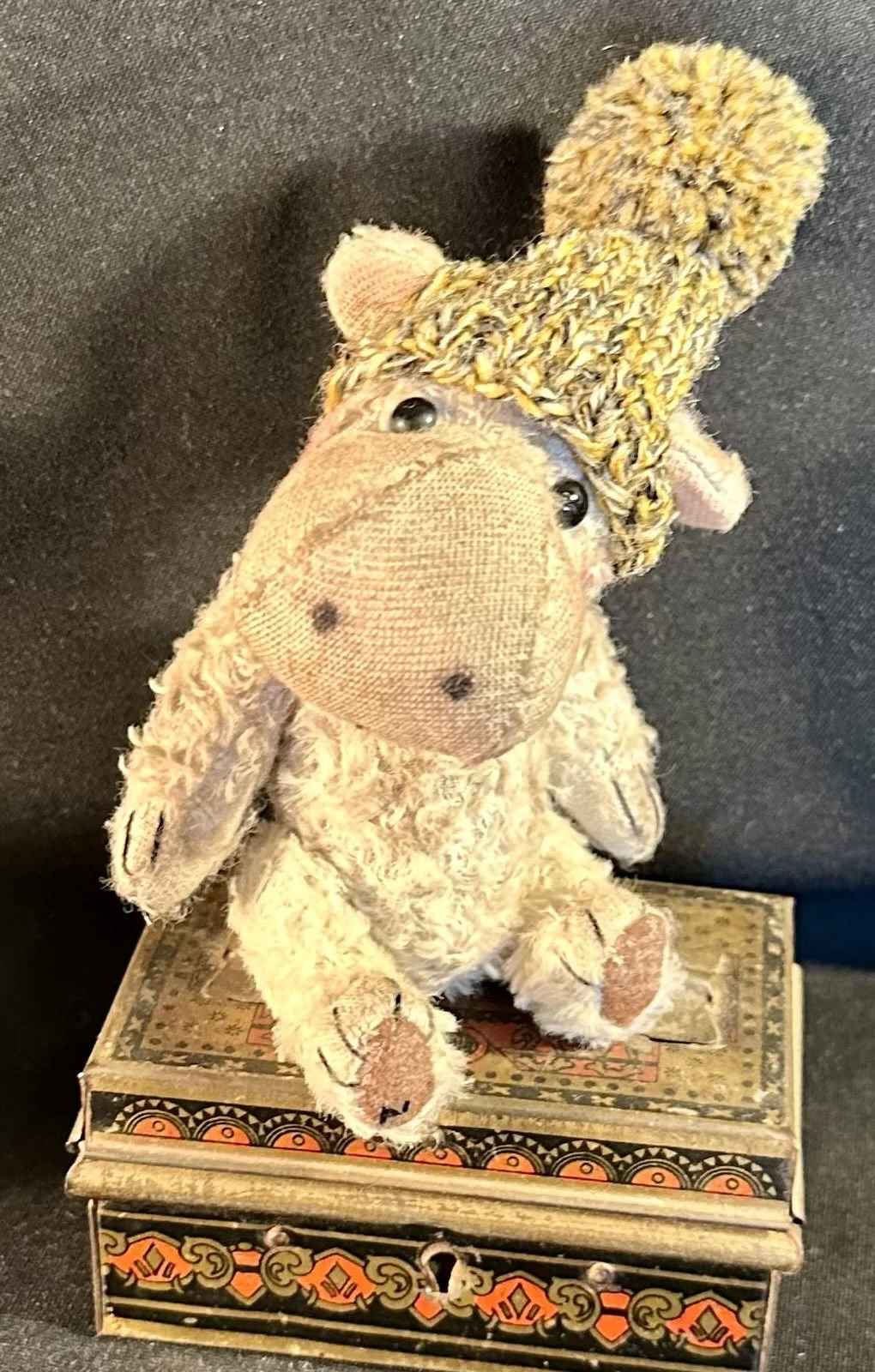 Nilpferd Bolle mit Mütze – ca. 11 cm groß, aus Viskose, 5-fach gegliedert. Preis: 72 €