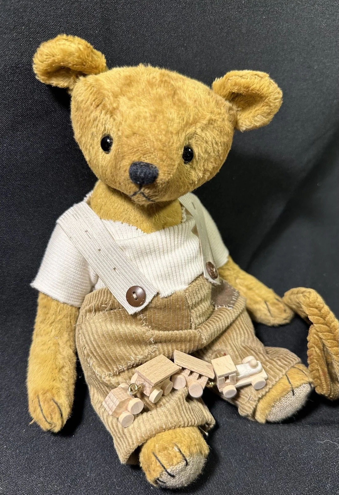 Heinz mit Hut und Eisenbahn – ca. 21 cm groß, aus Viskose, 5-fach gegliedert. Adoptionsgebühr: 98 €