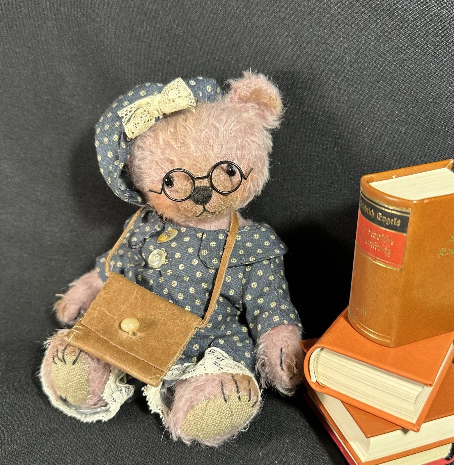 RESERVIERT - Mabel mit Tasche und Brille – ca. 18 cm groß, aus Mohair, 5-fach gegliedert. Adoptionsgebühr: 89 €