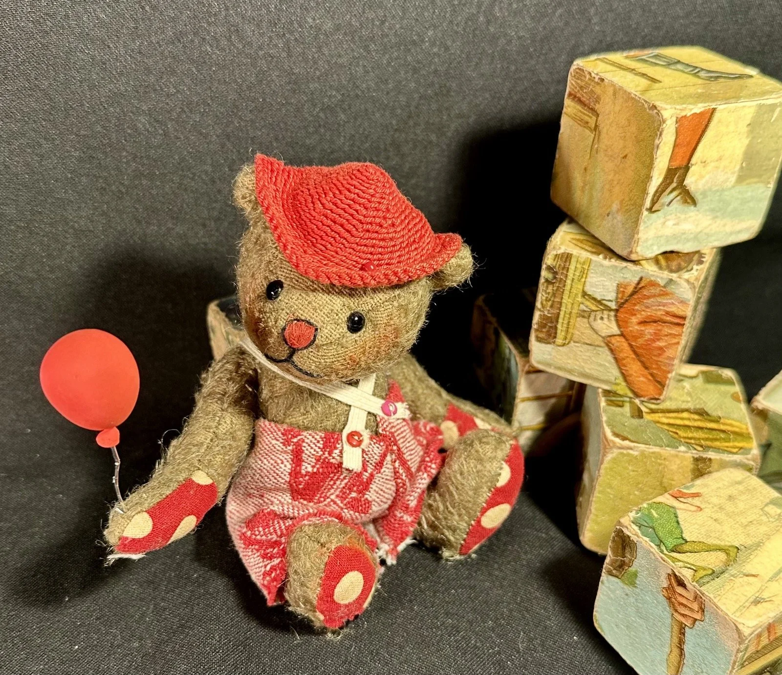 RESERVIERT - Filippo mit Luftballon – ca. 12 cm groß, aus Mohair, 5-fach gegliedert. Adoptionsgebühr: 89 €