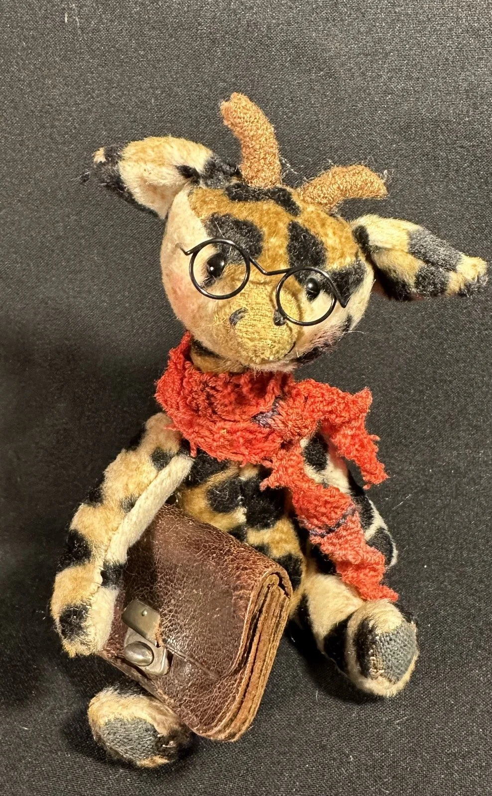 Professor Langhals – ca. 18 cm groß, aus Viskose, 5-fach gegliedert. Adoptionsgebühr: 85 €