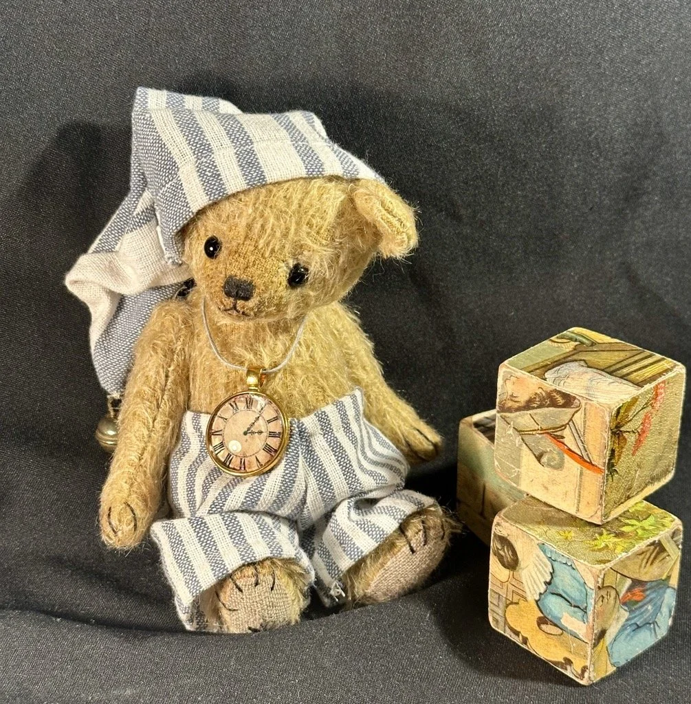 Schnarchi mit Uhr – ca. 16 cm groß, aus Mohair, 5-fach gegliedert. Adoptionsgebühr: 89 €