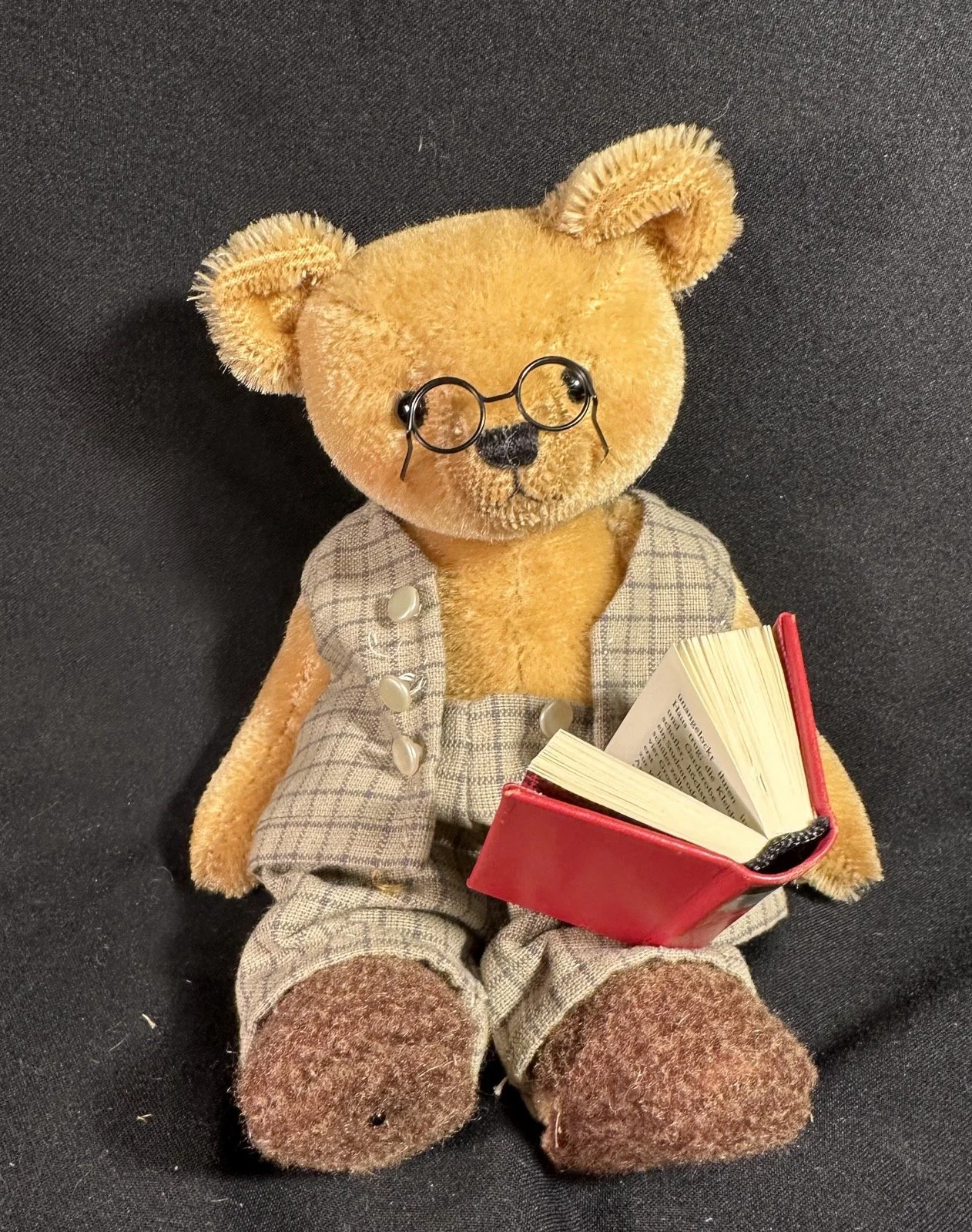 Bruno – ca. 25 cm groß, aus Mohair, 5-fach gegliedert. Adoptionsgebühr: 98 €