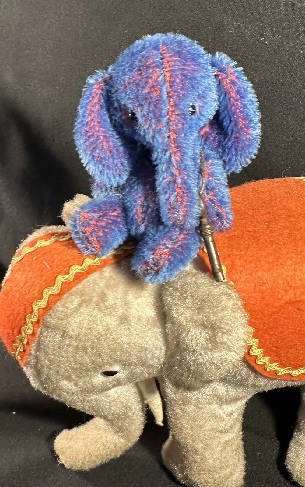 Blue
Ca. 10 cm groß, aus Mohair gefertigt, fünfgliedrig gearbeitet. Preis: 79 €