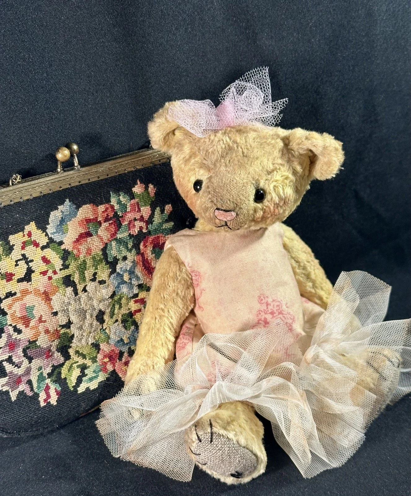 Frieda – ca. 22 cm groß, aus Viskose, 5-fach gegliedert. Adoptionsgebühr: 98 €. Tasche optional: 15 €