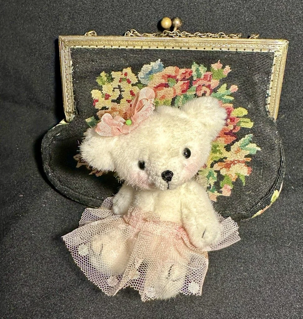 ADOPTIERT - Prinzesschen Anni – ca. 11 cm groß, aus Mohair, 5-fach gegliedert. Adoptionsgebühr: 69 €