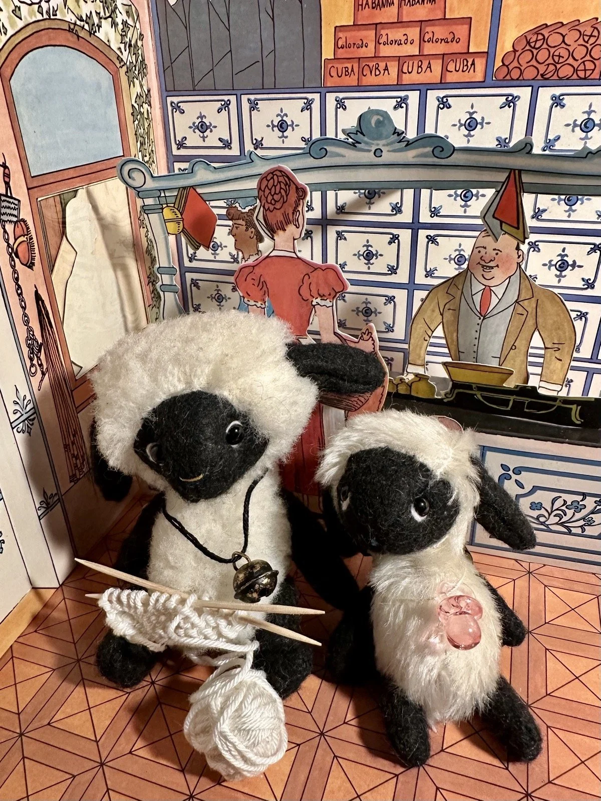 Mäh, das Schäfchen mit Strickzeug – ca. 13 cm groß, 5-fach gegliedert. Preis: 89 €, Möh, das kleinere Schäfchen mit Nuckel – ca. 10 cm groß, 5-fach gegliedert. Preis: 84 €