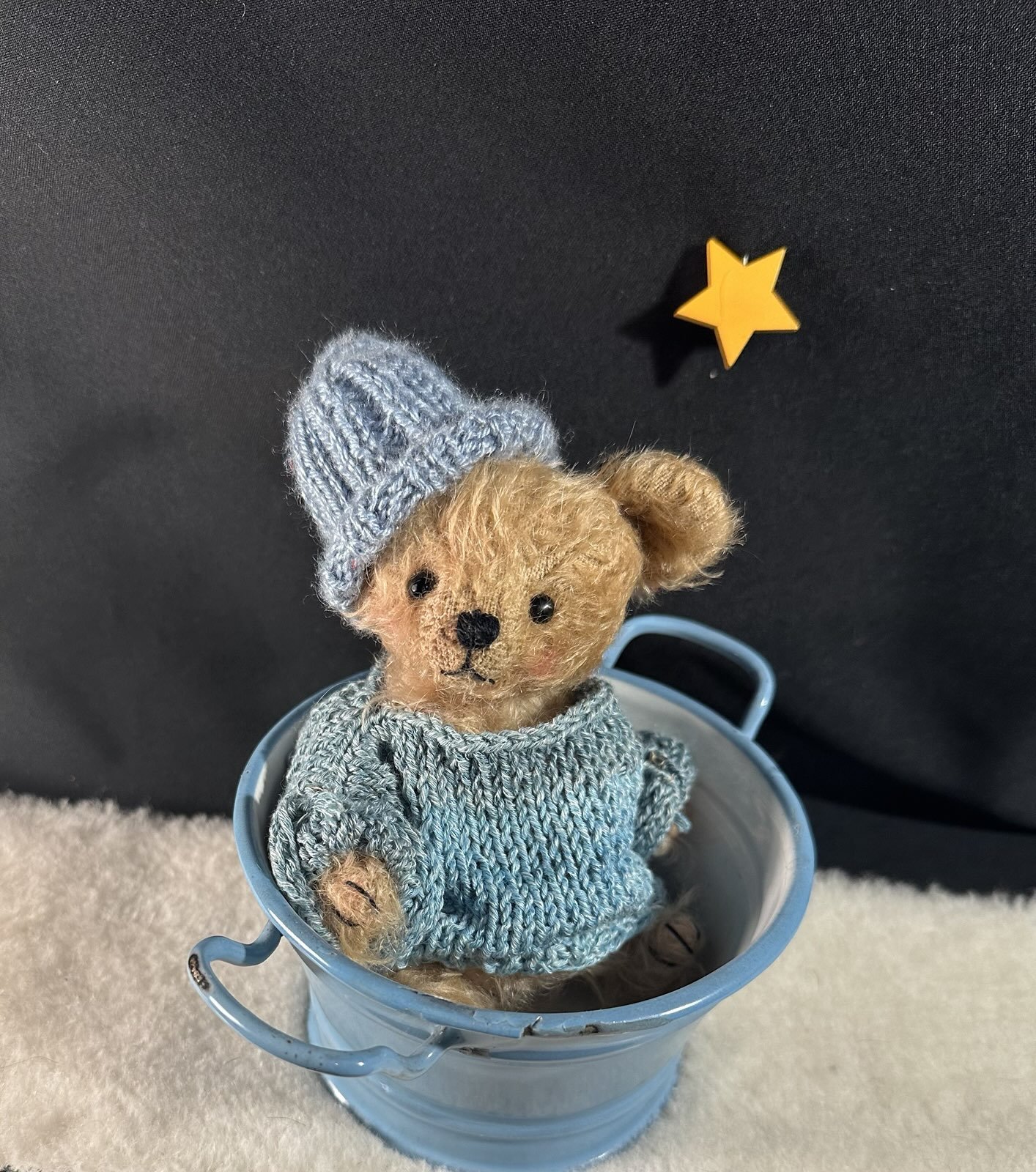 ADOPTIERT - Mecki im Topf – ca. 14 cm groß, aus Mohair, 5‑fach gegliedert. Preis: 89 €