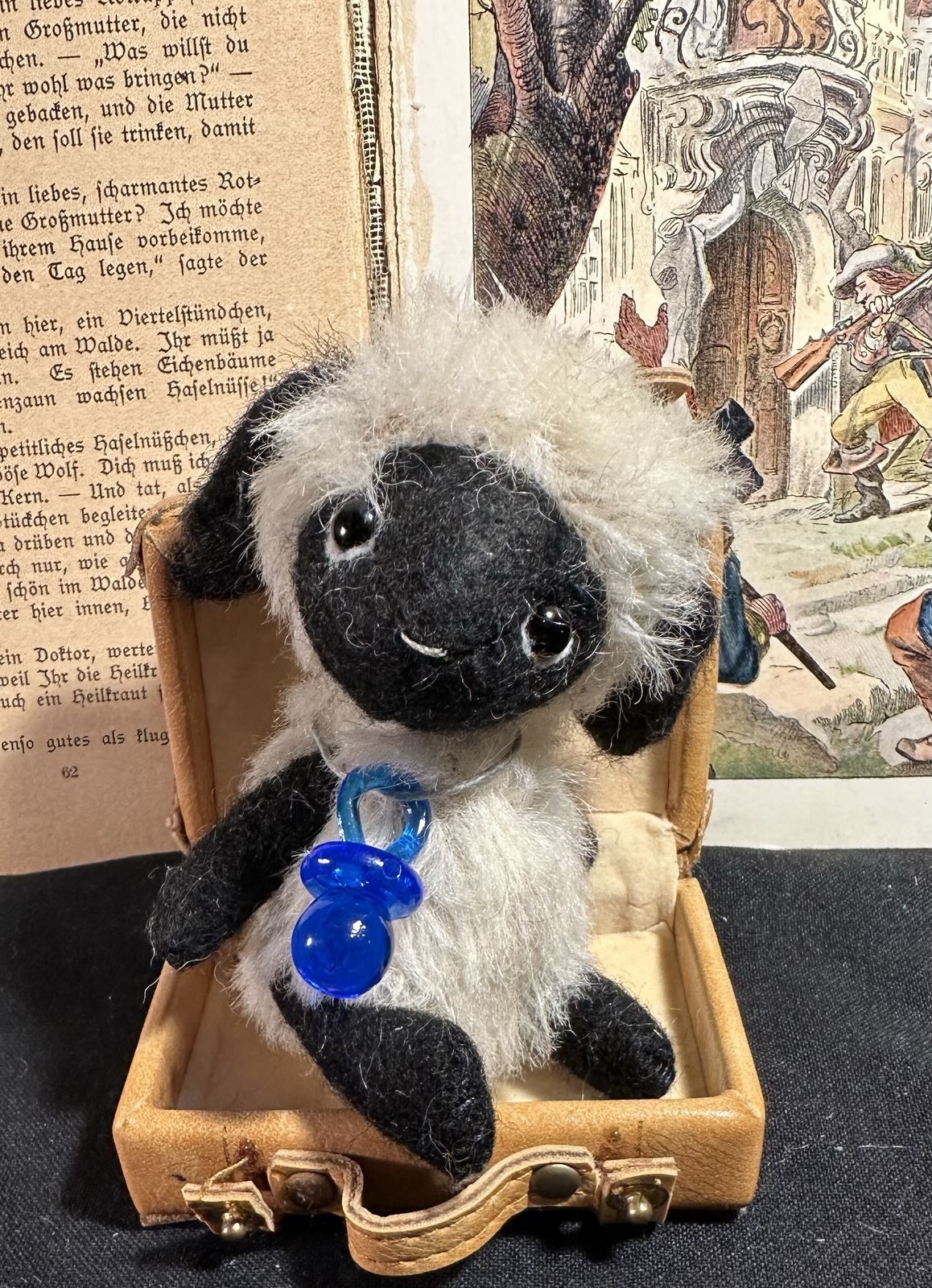 RESERVIERT - Mähi mit Nuckel – ca. 10 cm groß, aus Viskose/Mohair, 5-fach gegliedert. Preis: 79 €