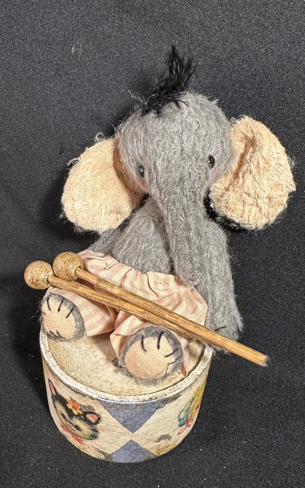 Lothar – ca. 14 cm groß, aus Viskose/Mohair, 5-fach gegliedert. Adoptionsgebühr: 85 €