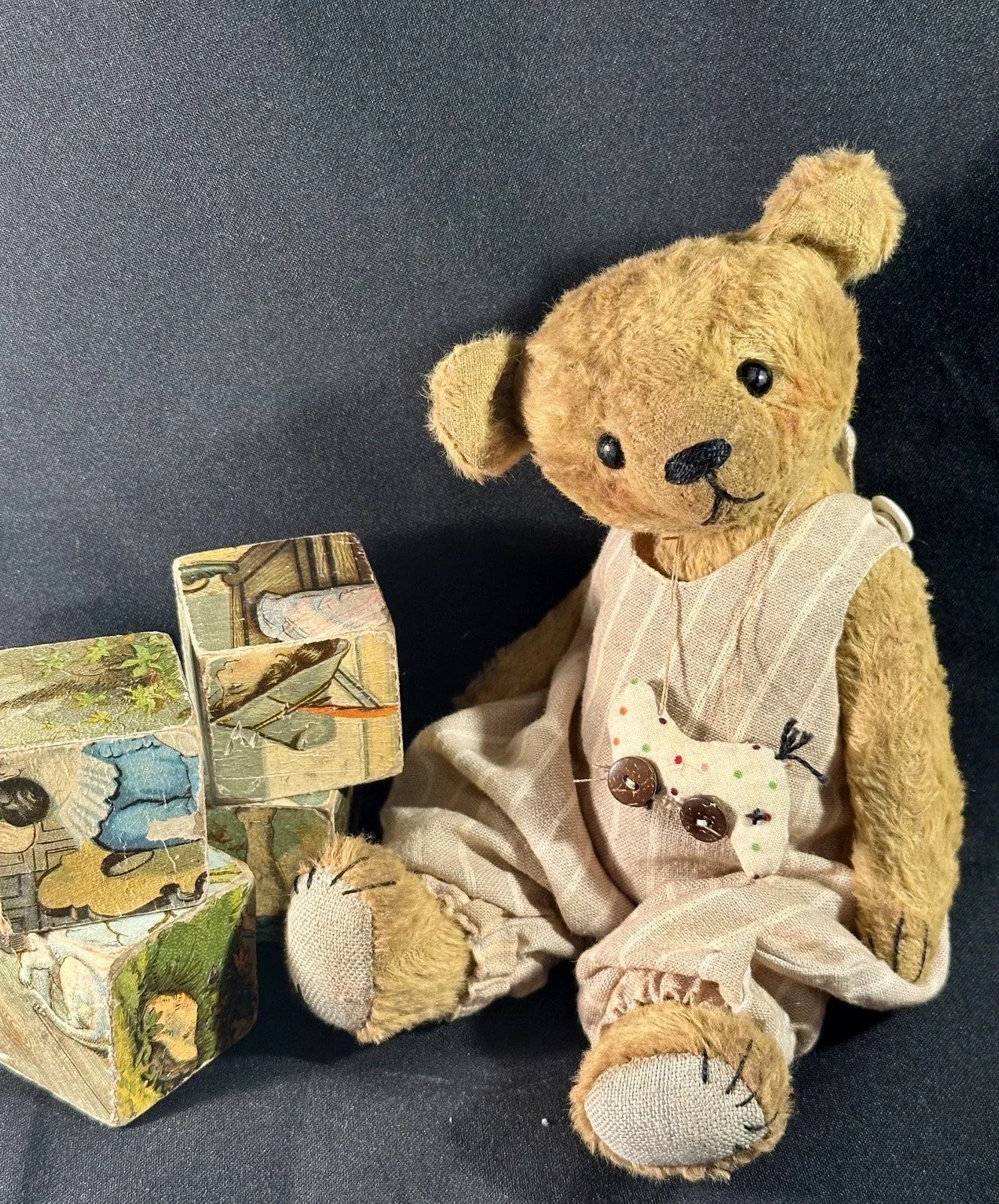 Robert mit Ente – ca. 22 cm groß, aus Viskose, 5-fach gegliedert. Adoptionsgebühr: 110 €