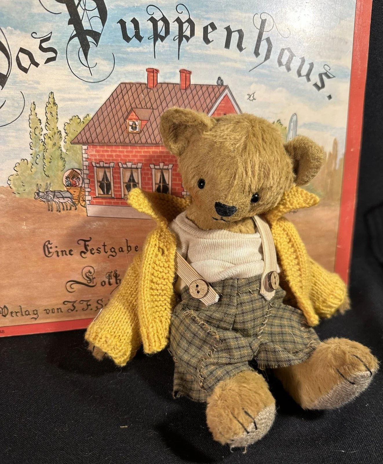 Hugo – ca. 17 cm groß, aus Viskose, 5-fach gegliedert. Adoptionsgebühr: 89 €