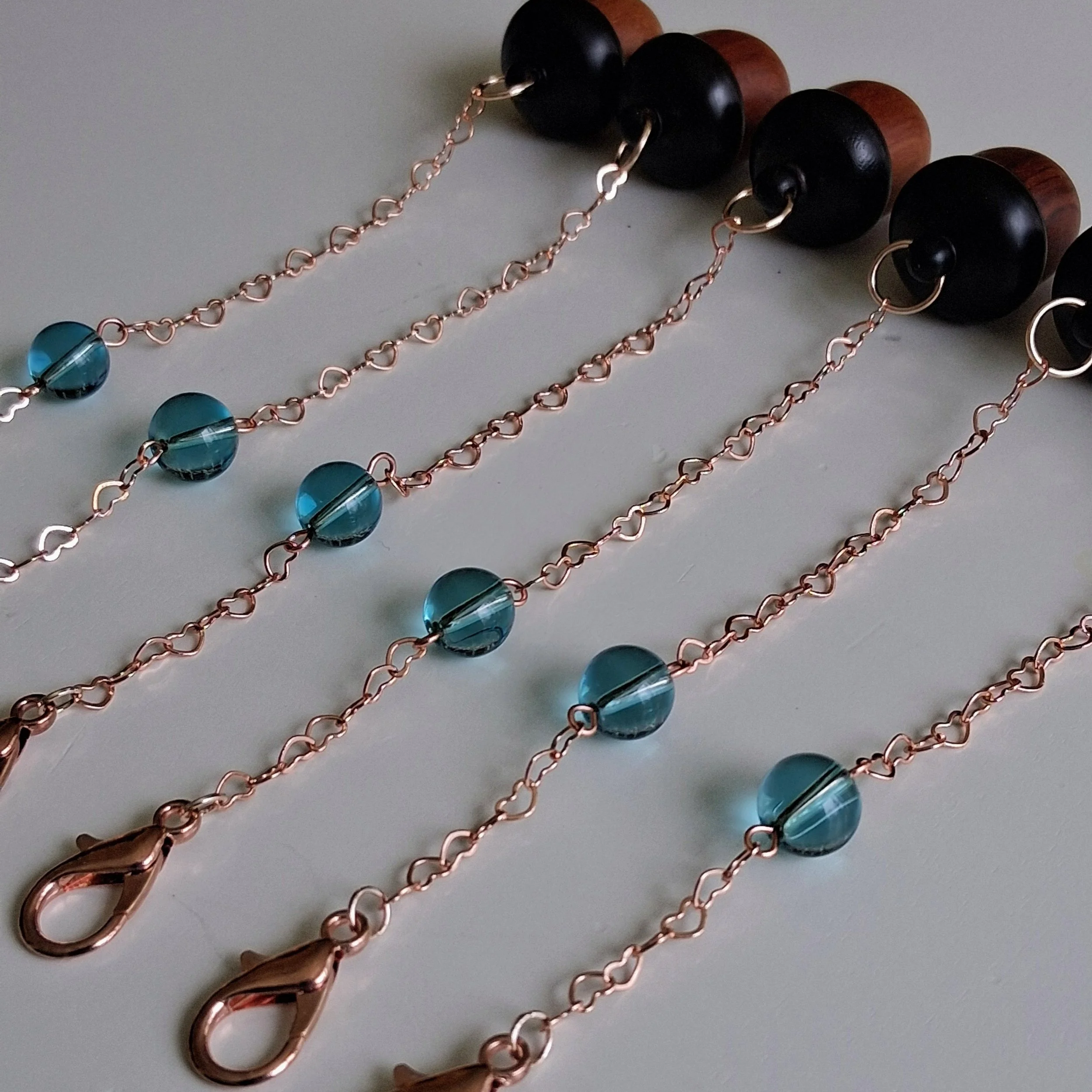 Breloque artisanale gland de chêne en bois de rose