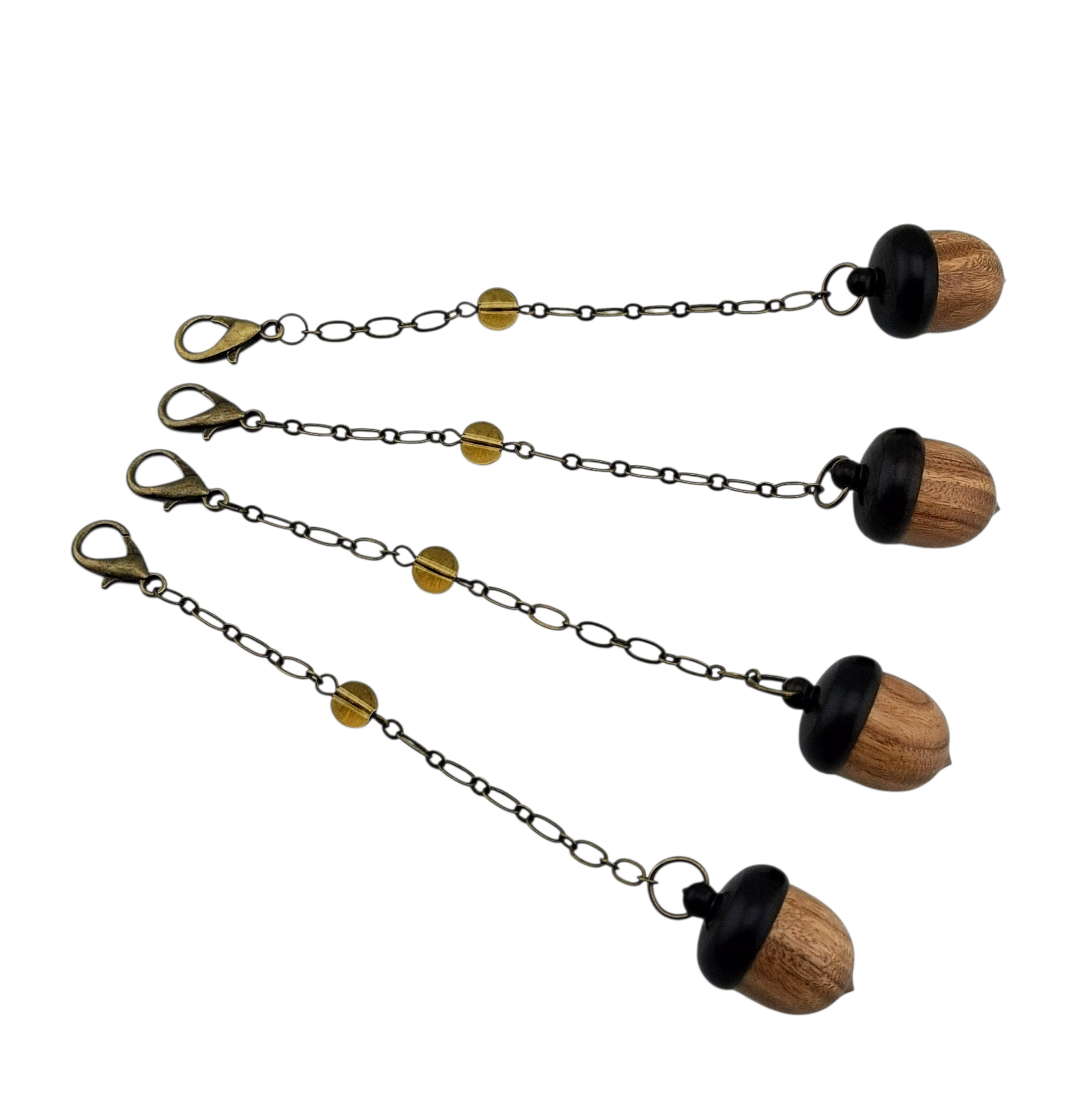 Breloque artisanale gland de chêne – avec mini marqueurs de mailles et bijou recyclé