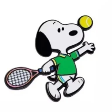 Épinglette émaillée Snoopy joue au tennis