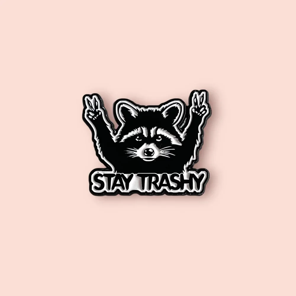Épinglette émaillée humour léger Stay trashy