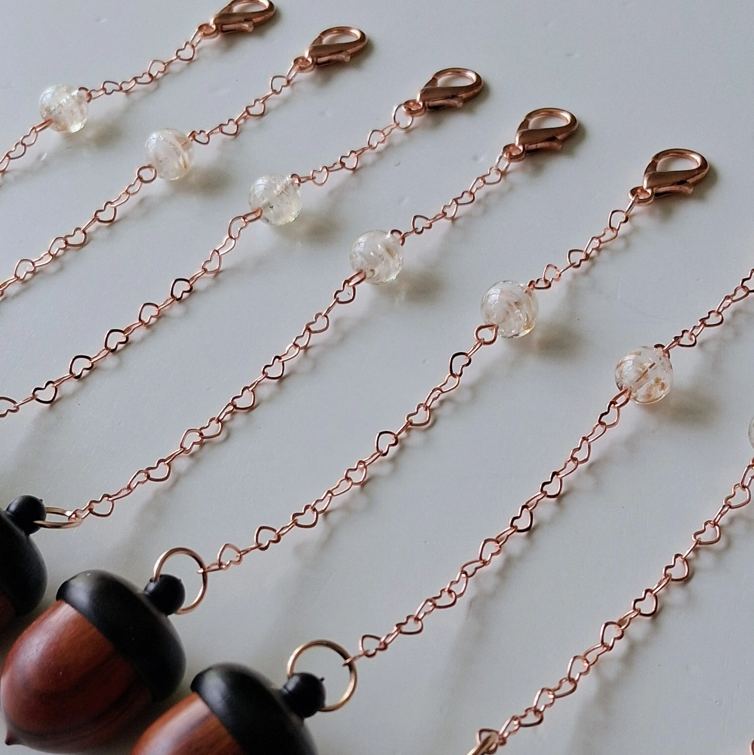 Breloque artisanale gland de chêne en bois de rose