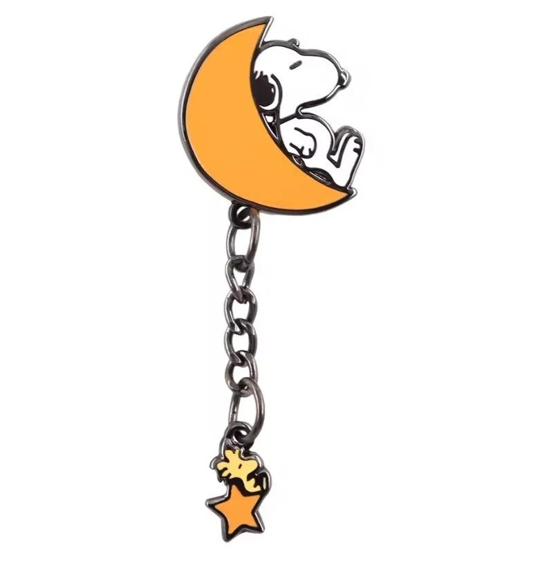 Épinglette émaillée Snoopy sur la lune