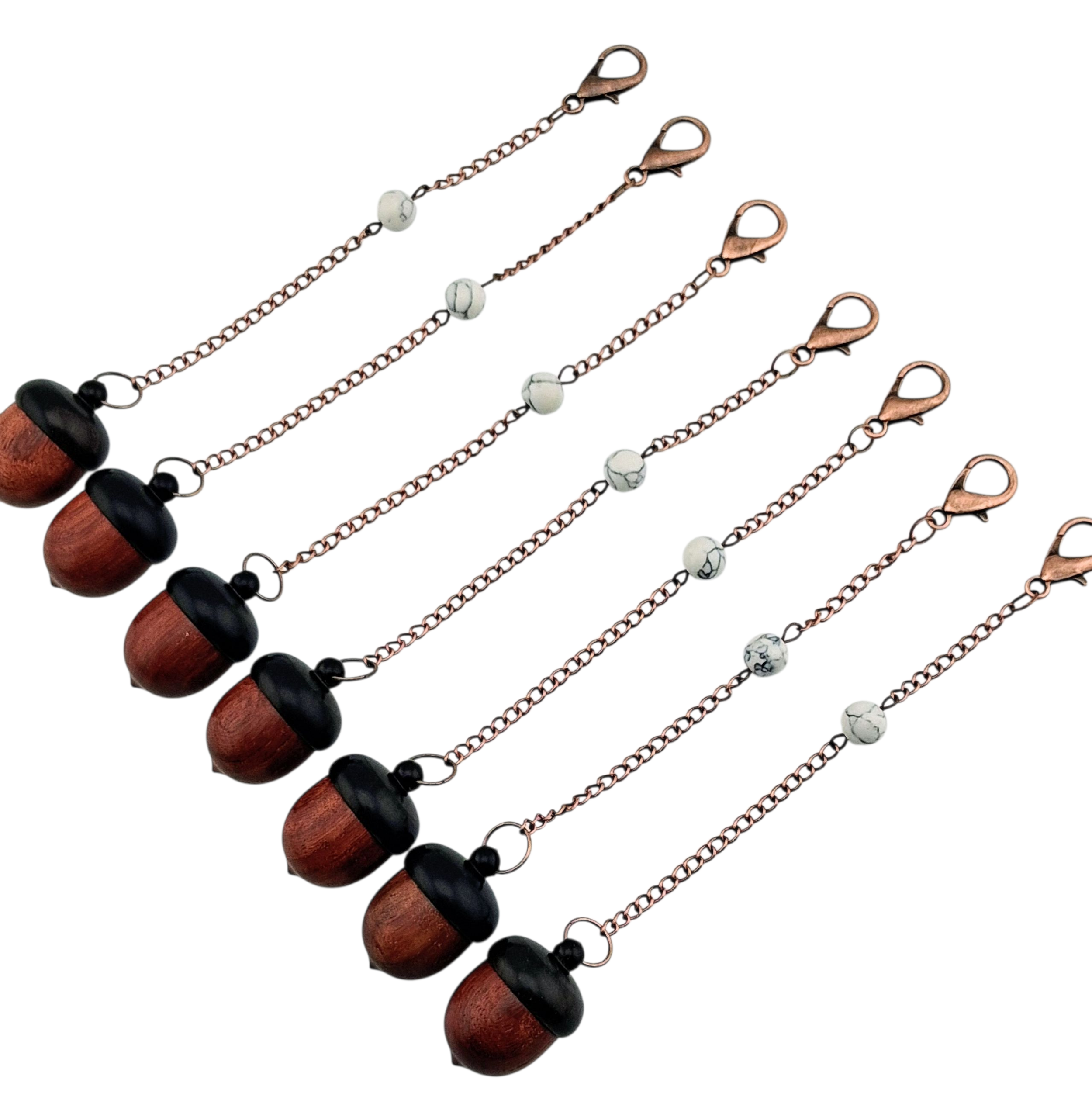 Breloque artisanale gland de chêne – avec mini marqueurs de mailles et bijou recyclé