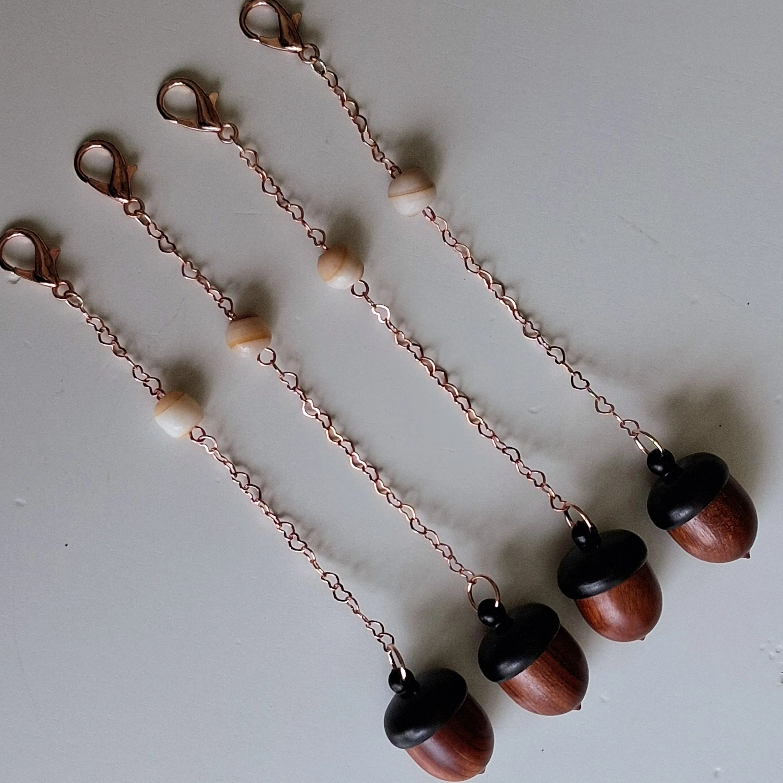 Breloque artisanale gland de chêne en bois de rose