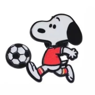 Épinglette émaillée Snoopy joue au soccer