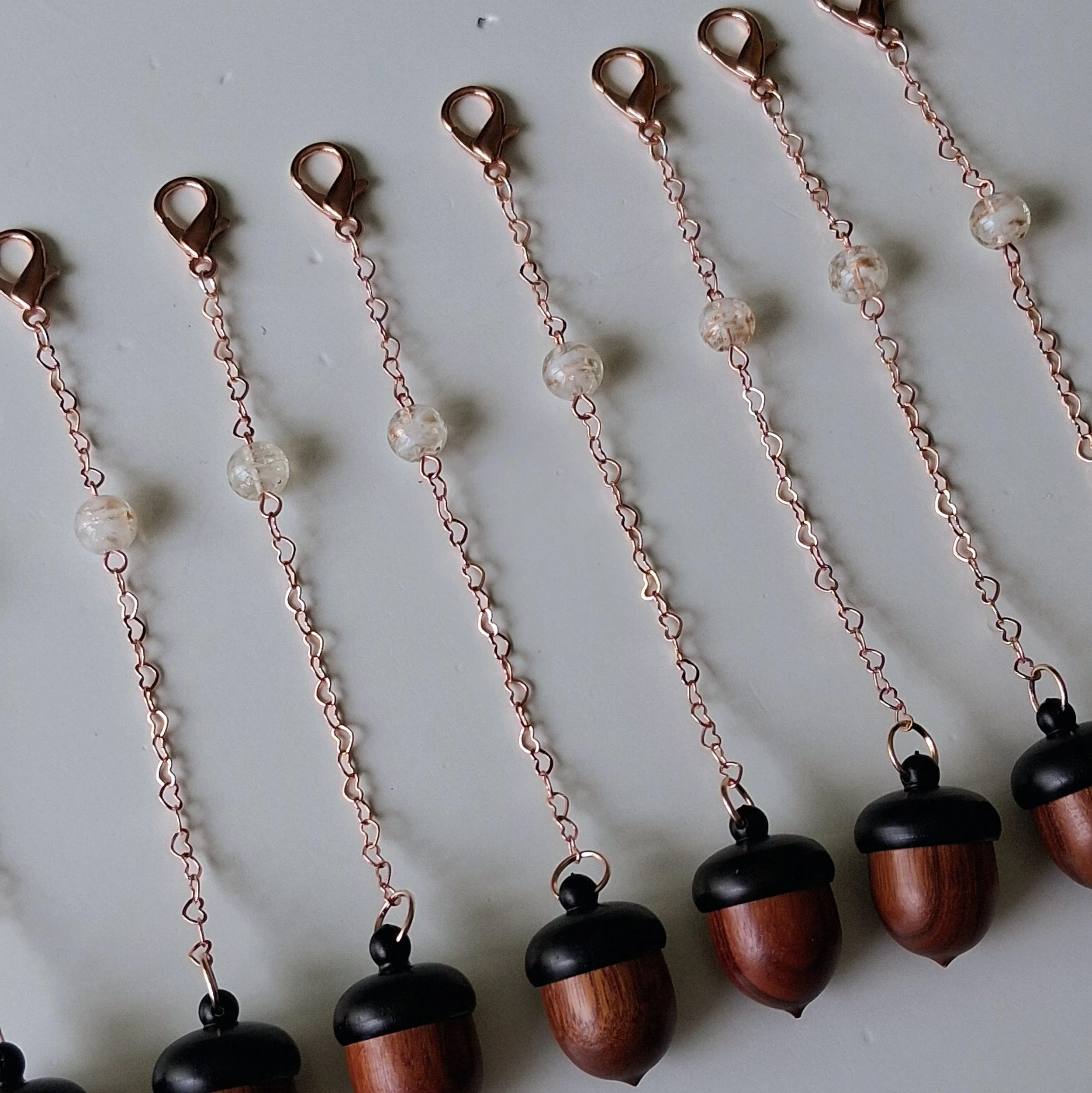 Breloque artisanale gland de chêne en bois de rose