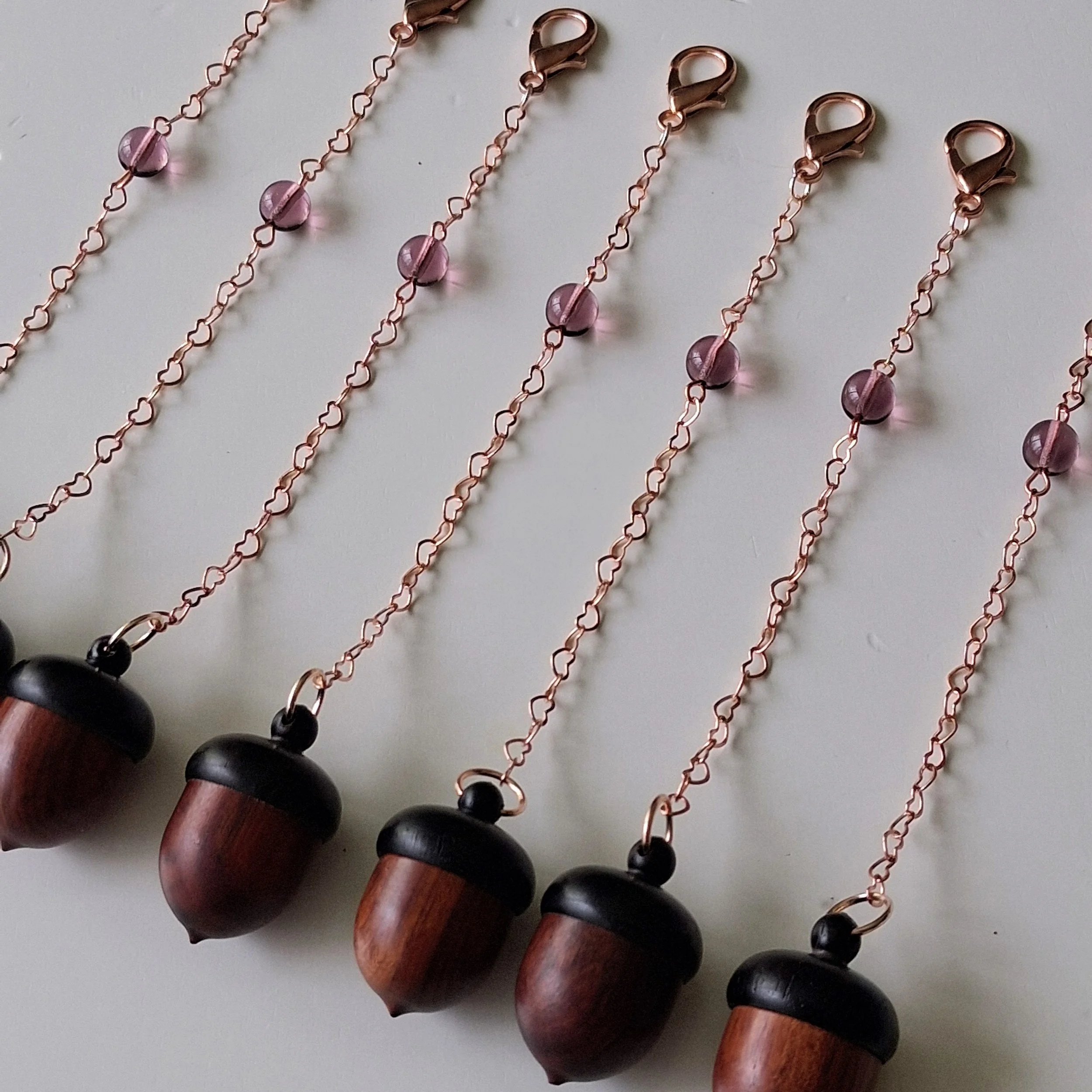 Breloque artisanale gland de chêne en bois de rose