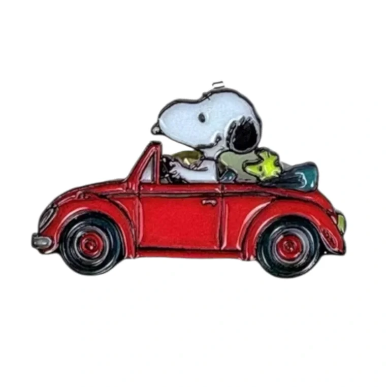 Épinglette émaillée Snoopy en voiture