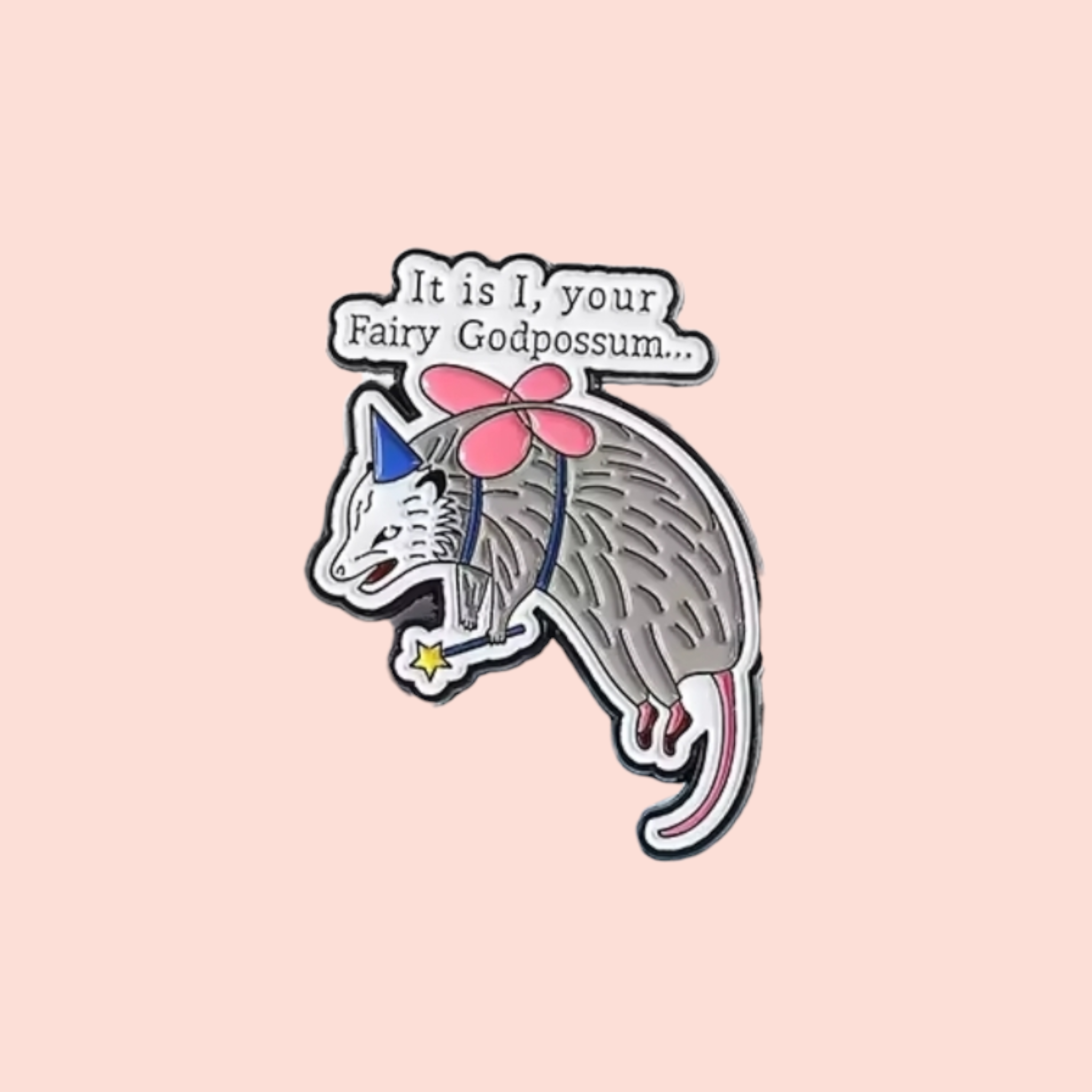 Épinglette émaillée humour noir opossum It is I your fairy Godpossum