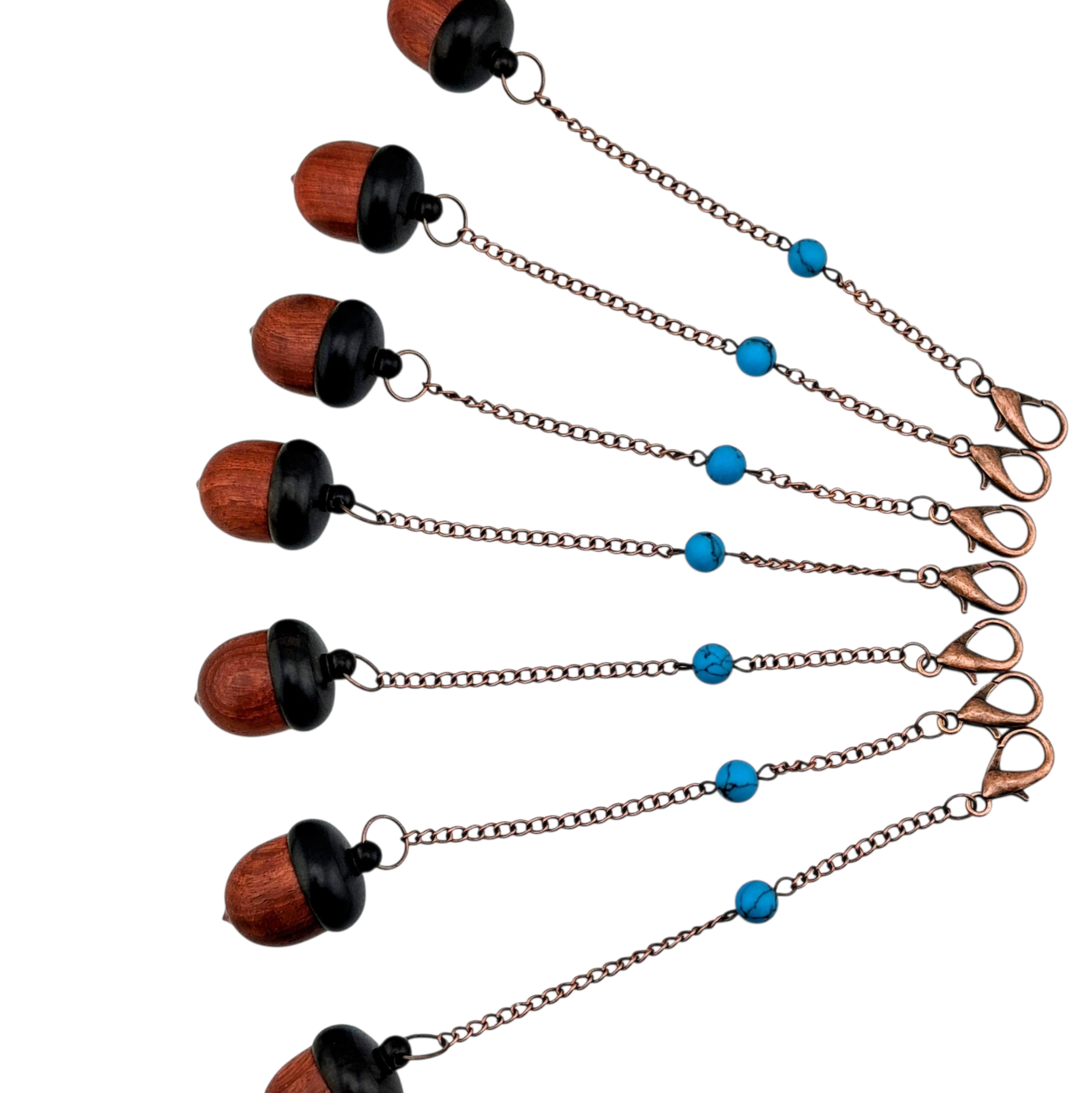 Breloque artisanale gland de chêne – avec mini marqueurs de mailles et bijou recyclé