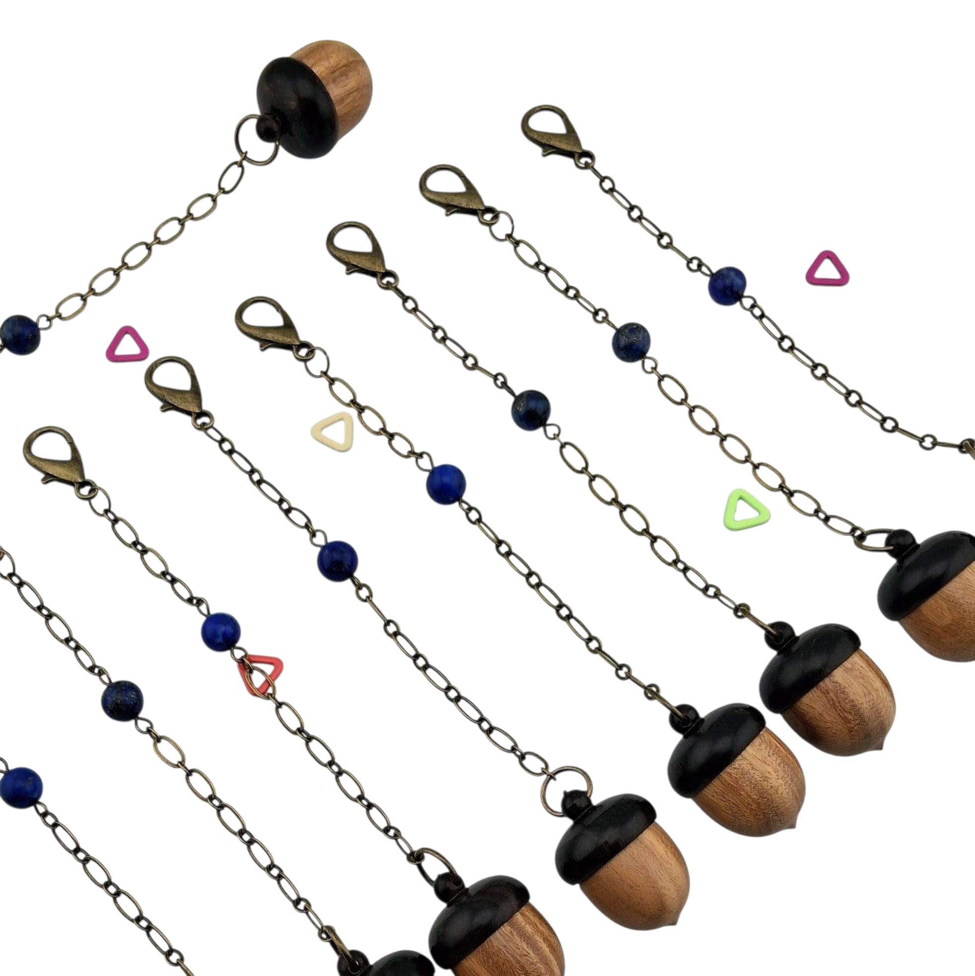 Breloque artisanale gland de chêne – avec mini marqueurs de mailles et bijou recyclé