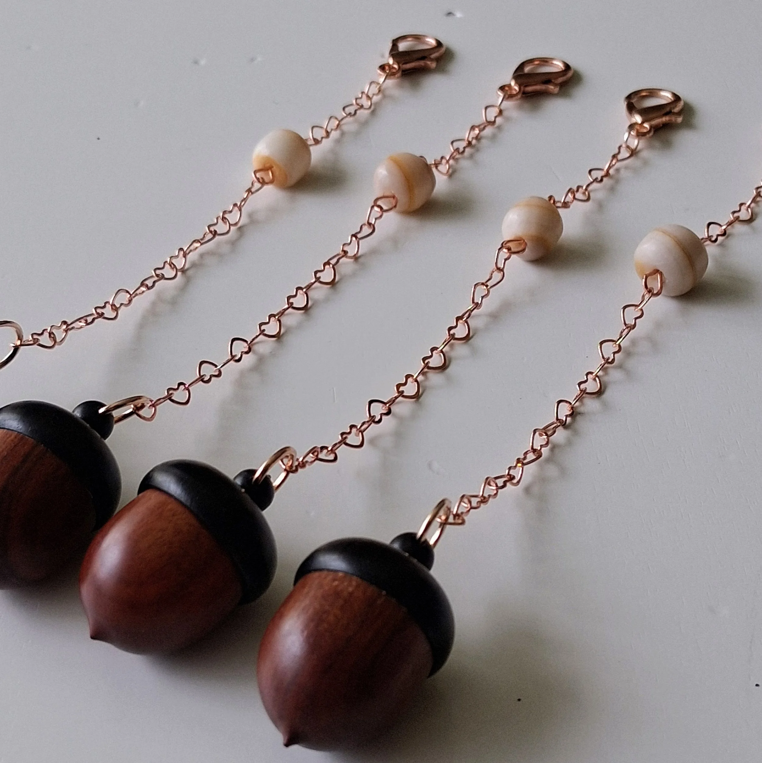 Breloque artisanale gland de chêne en bois de rose