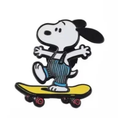 Épinglette émaillée Snoopy fait du skate