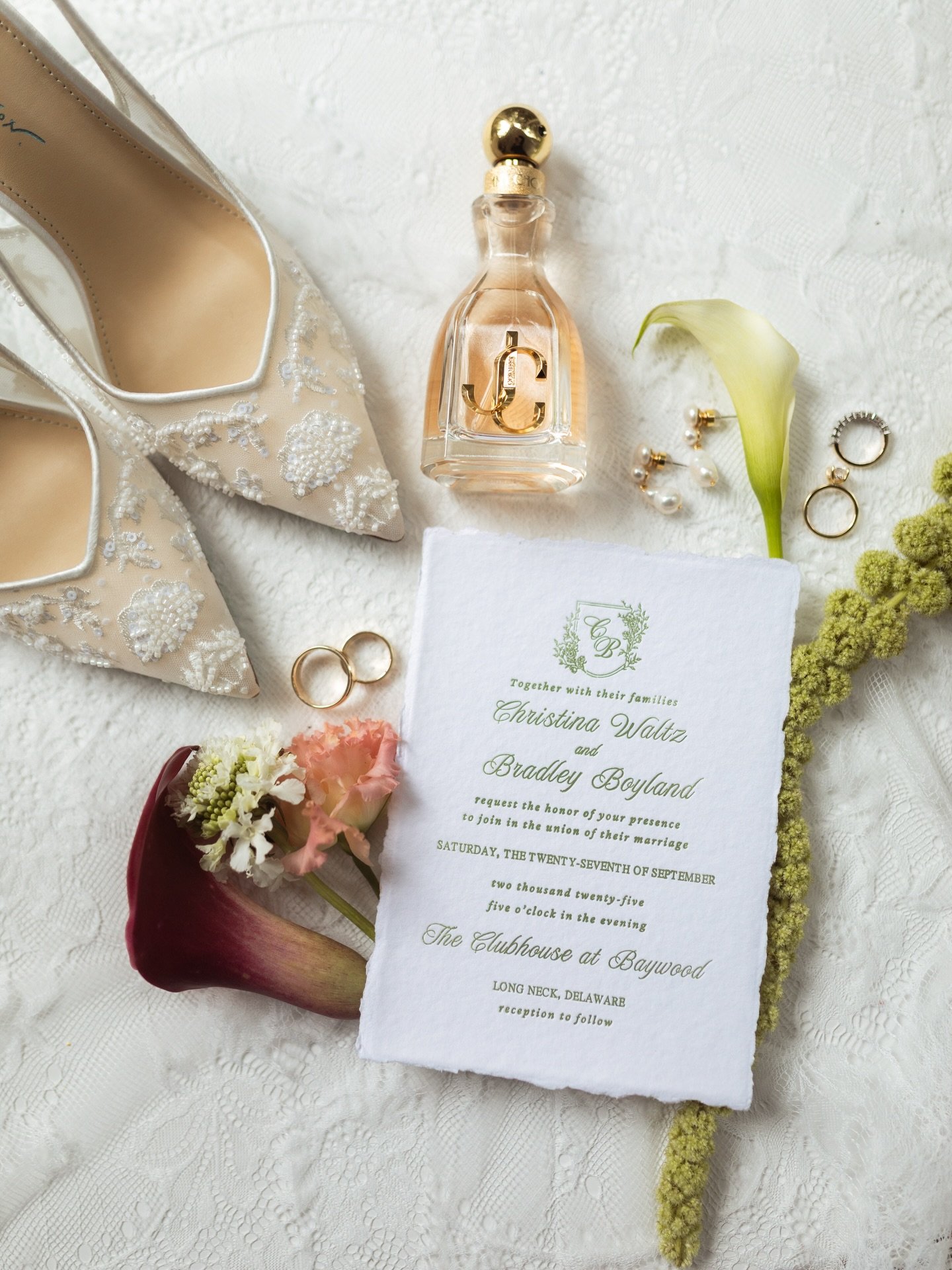 A soft botanical palette wrapped in calm neutrals.
C&amp;B&rsquo;s suite, intentionally simple and beautifully serene.

photographer: @adelinerock 
#fineartwedding
#quietluxurywedding
#luxurystationery
#greenweddinginspiration
#weddinginvitationsuite