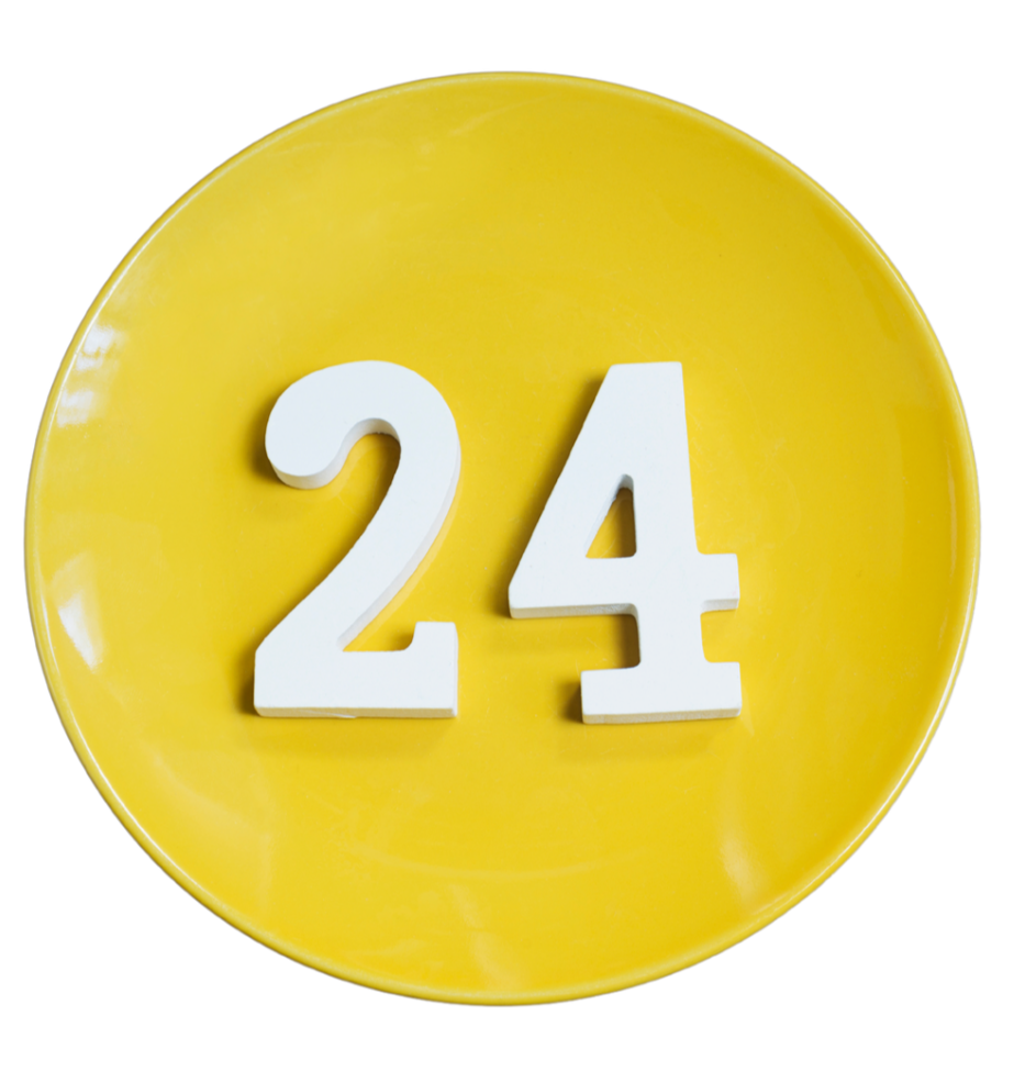Un plateau jaune avec le chiffre blanc 24 en relief.
