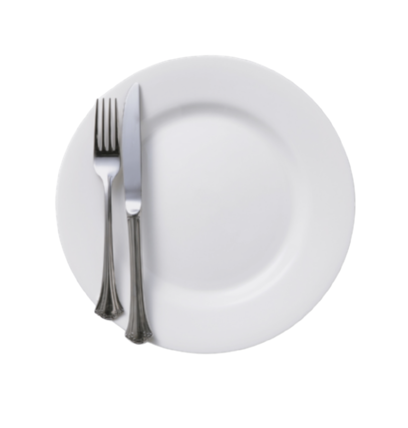 Une assiette blanche avec une fourchette et un couteau en métal à côté, placé sur l'assiette.