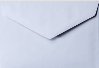 Fermeture d'une enveloppe blanche en papier sur fond blanc.