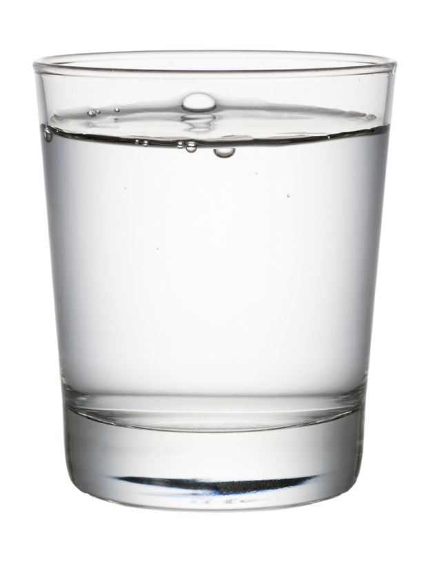 Un verre rempli d'eau claire
